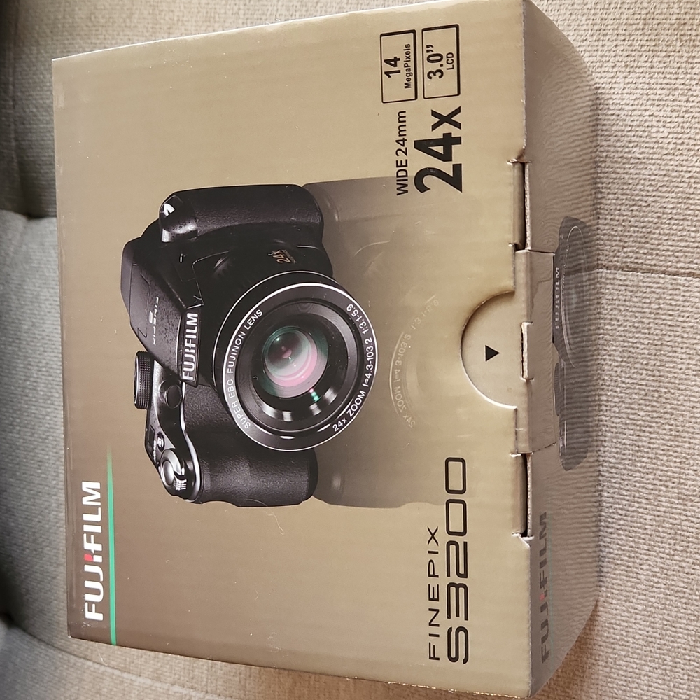 FujiFilm FinePix S3200 Black with Strap